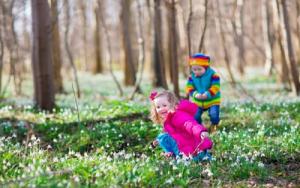 depositphotos_67093331-stock-photo-kids-playing-in-a-spring